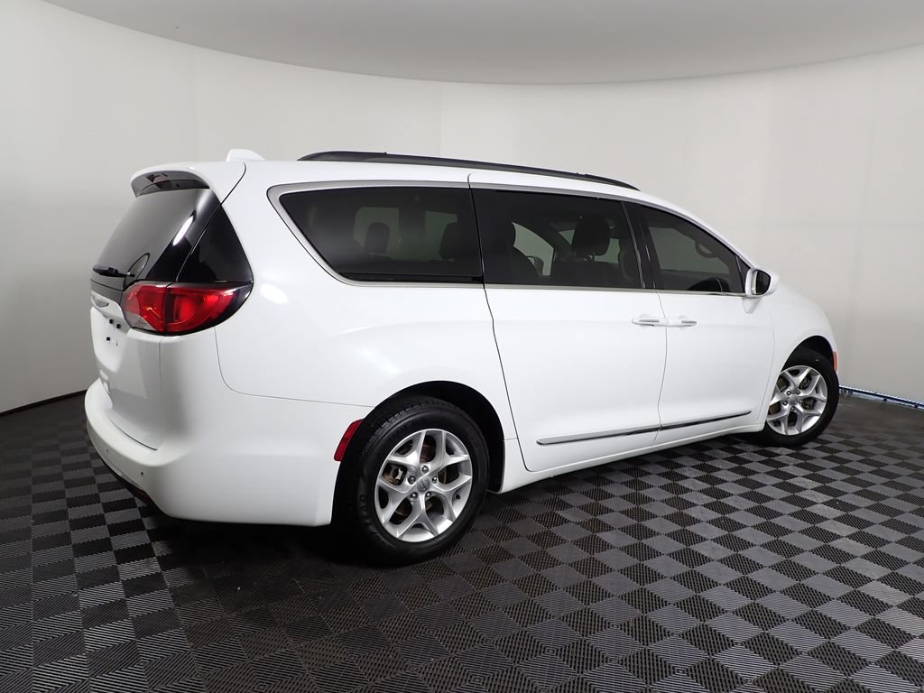 Used 2017 Chrysler Pacifica Touring-L w/ Tire & Wheel Group FWD image 17