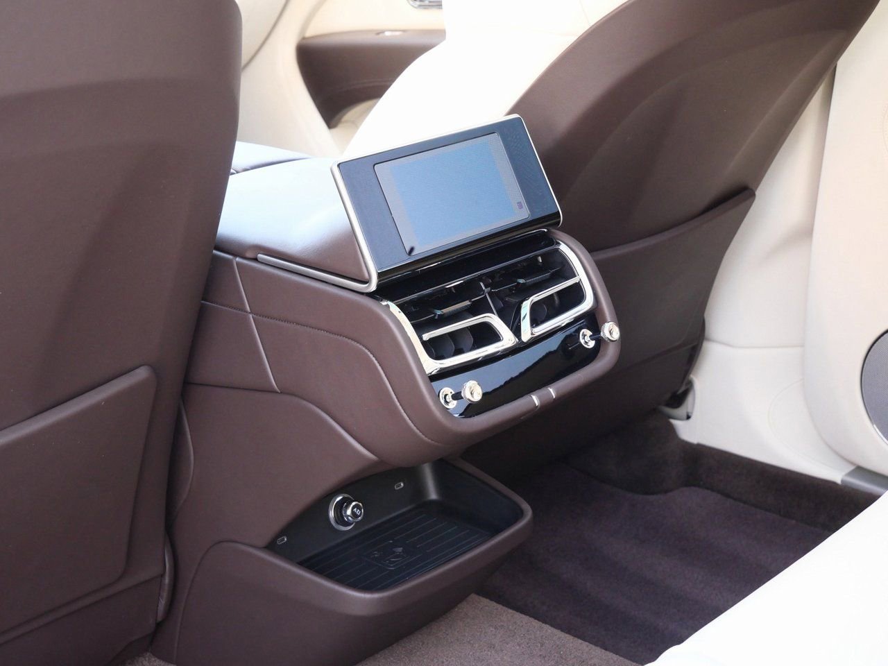 Used 2025 Bentley Bentayga Extended Wheelbase image 15