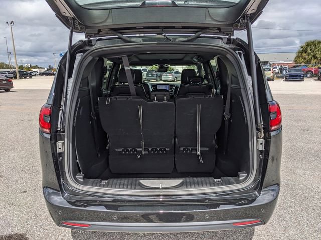 Used 2025 Chrysler Pacifica Limited image 13