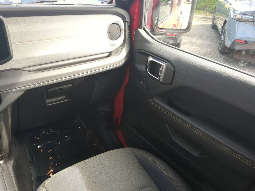 Used 2025 Jeep Wrangler Unlimited Sahara AWD/4WD image 17