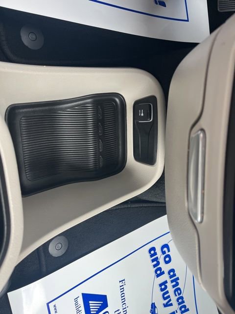 Used 2024 Chrysler Pacifica Touring-L image 27