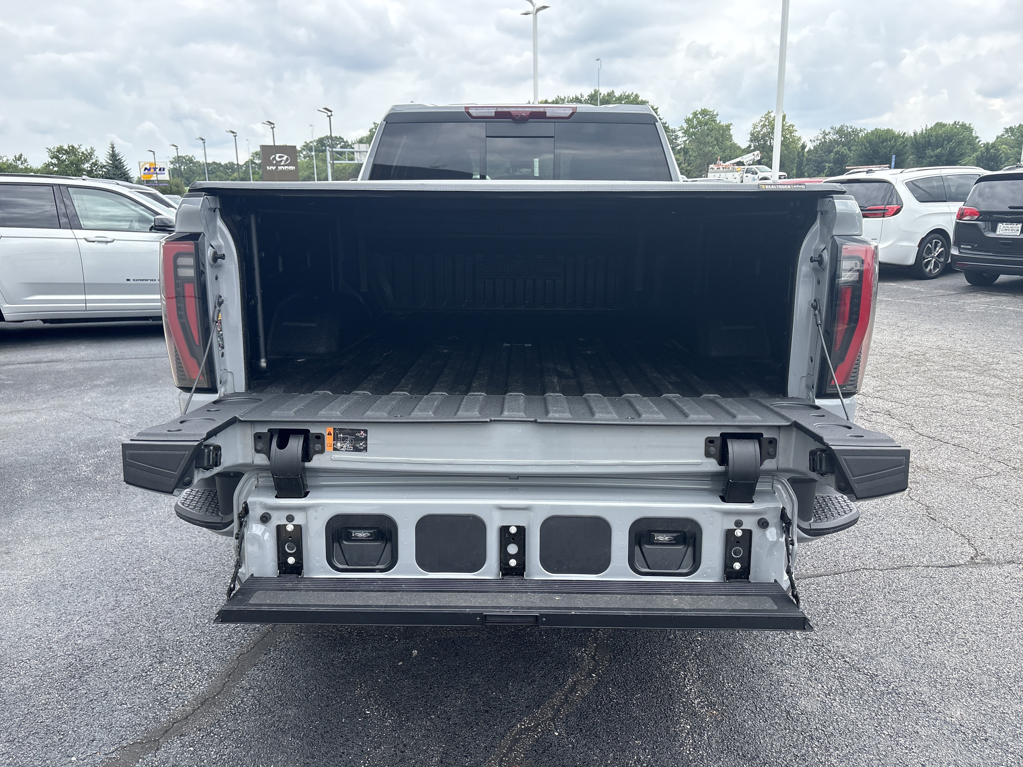 Used 2025 GMC Sierra 2500 AT4 w/ AT4 Premium Plus Package AWD/4WD image 11