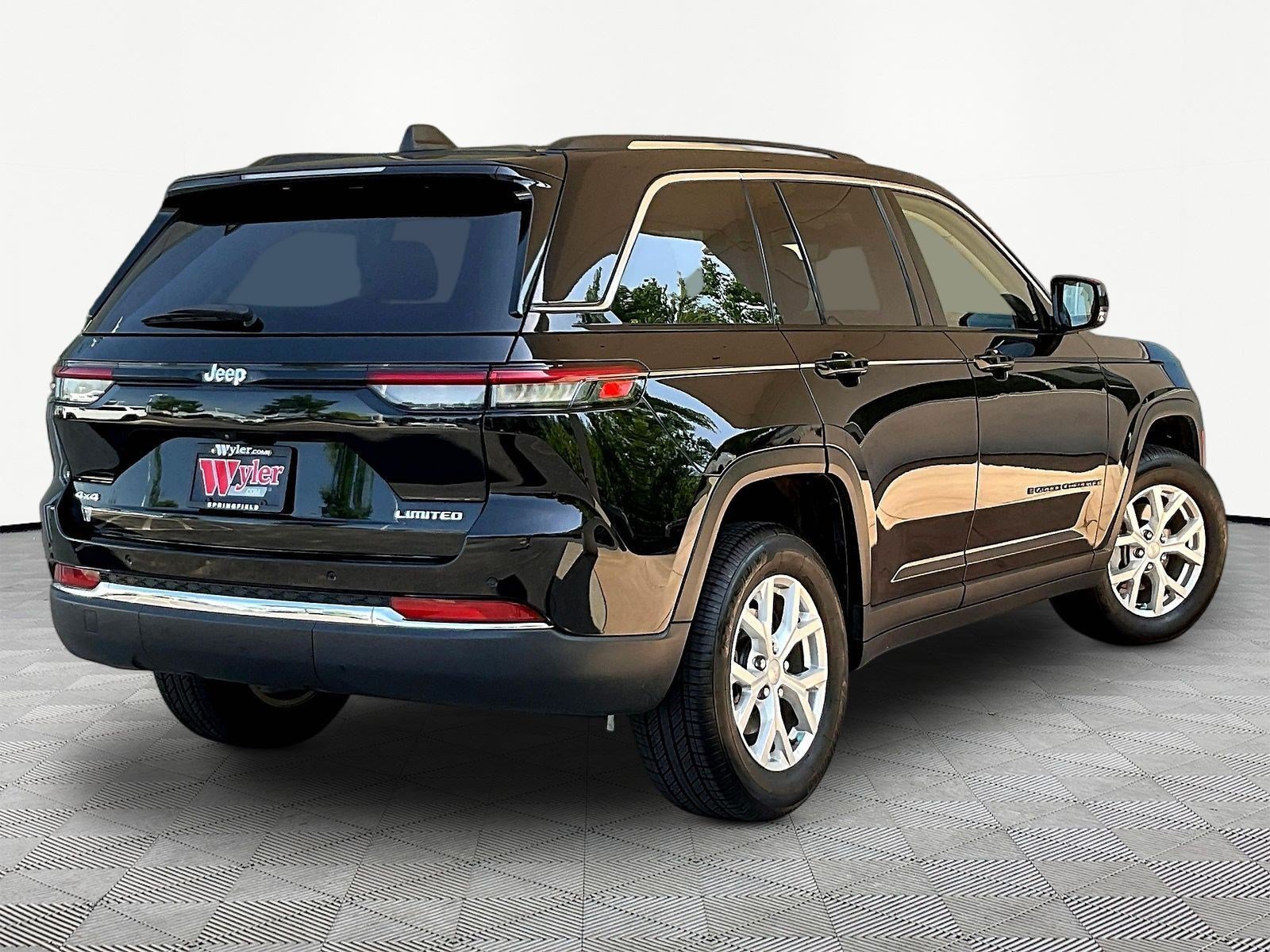 Used 2023 Jeep Grand Cherokee Limited AWD/4WD image 6