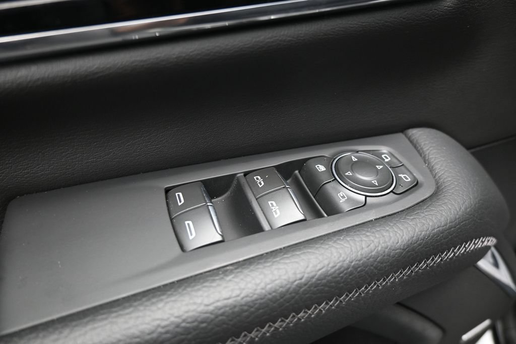 Used 2025 GMC Yukon XL Denali AWD/4WD image 11