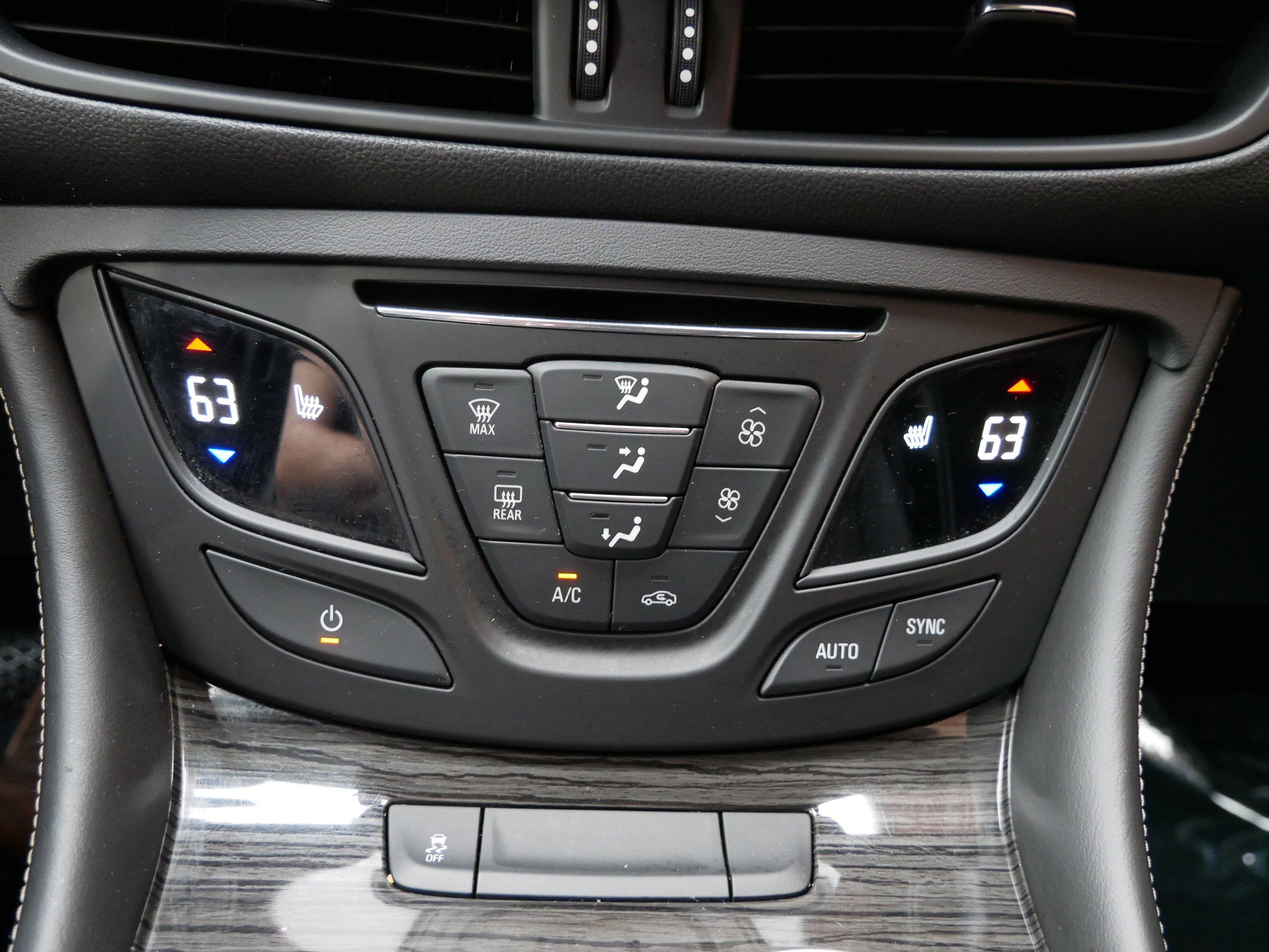 Used 2016 Buick Envision Premium w/ LPO, Cargo Package AWD/4WD image 19