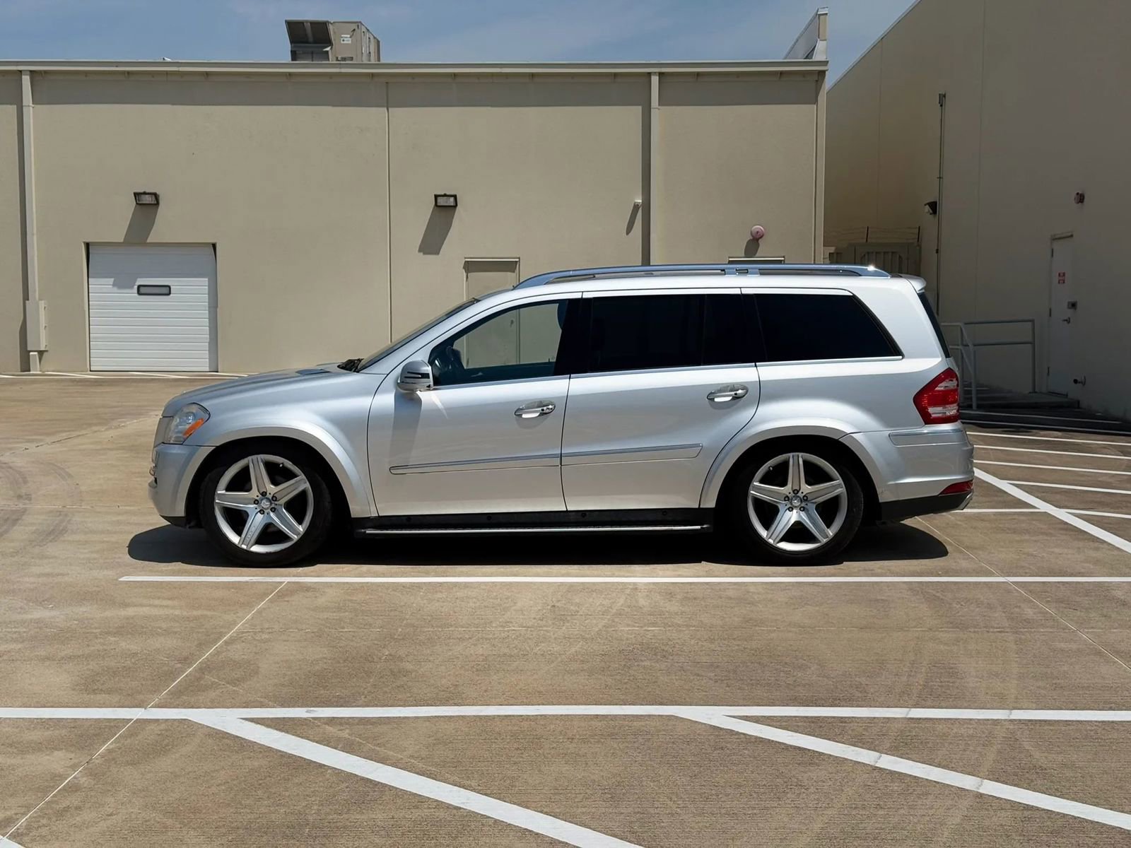 Used 2011 Mercedes-Benz GL 550 4MATIC image 4