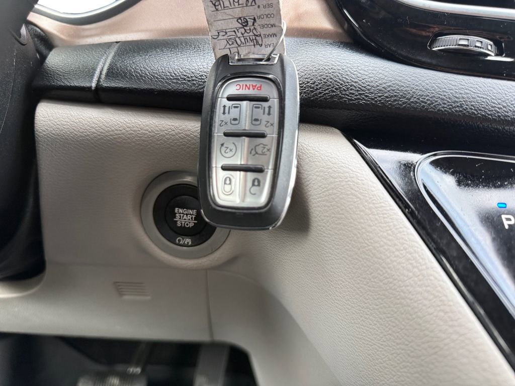 Certified 2019 Chrysler Pacifica Touring-L image 11