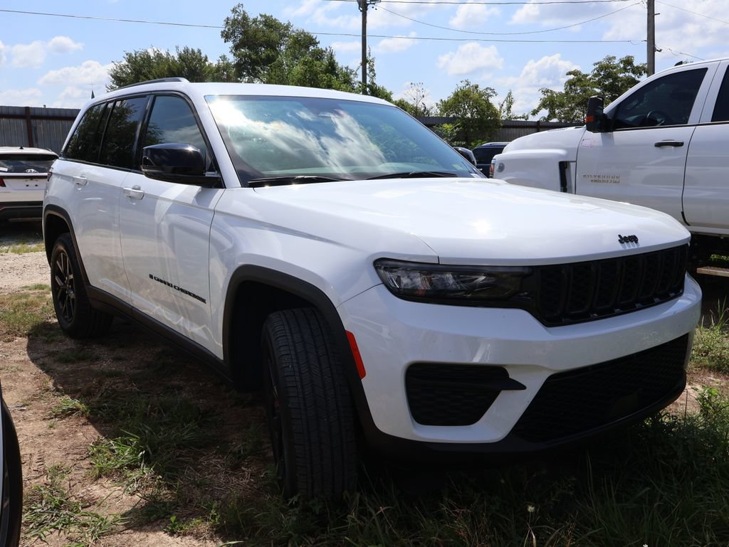 Used 2024 Jeep Grand Cherokee Altitude AWD/4WD image 11