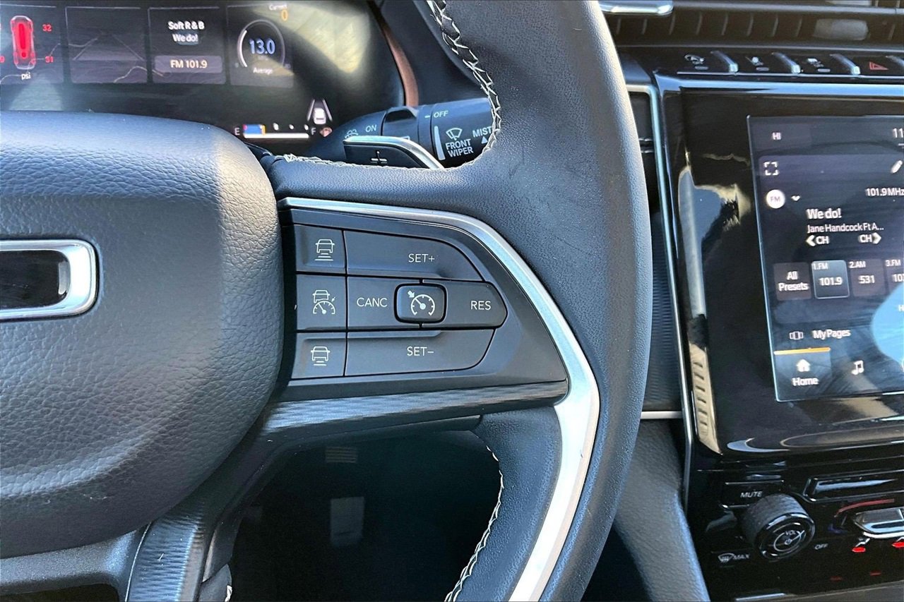 Used 2023 Jeep Grand Cherokee Laredo X image 29