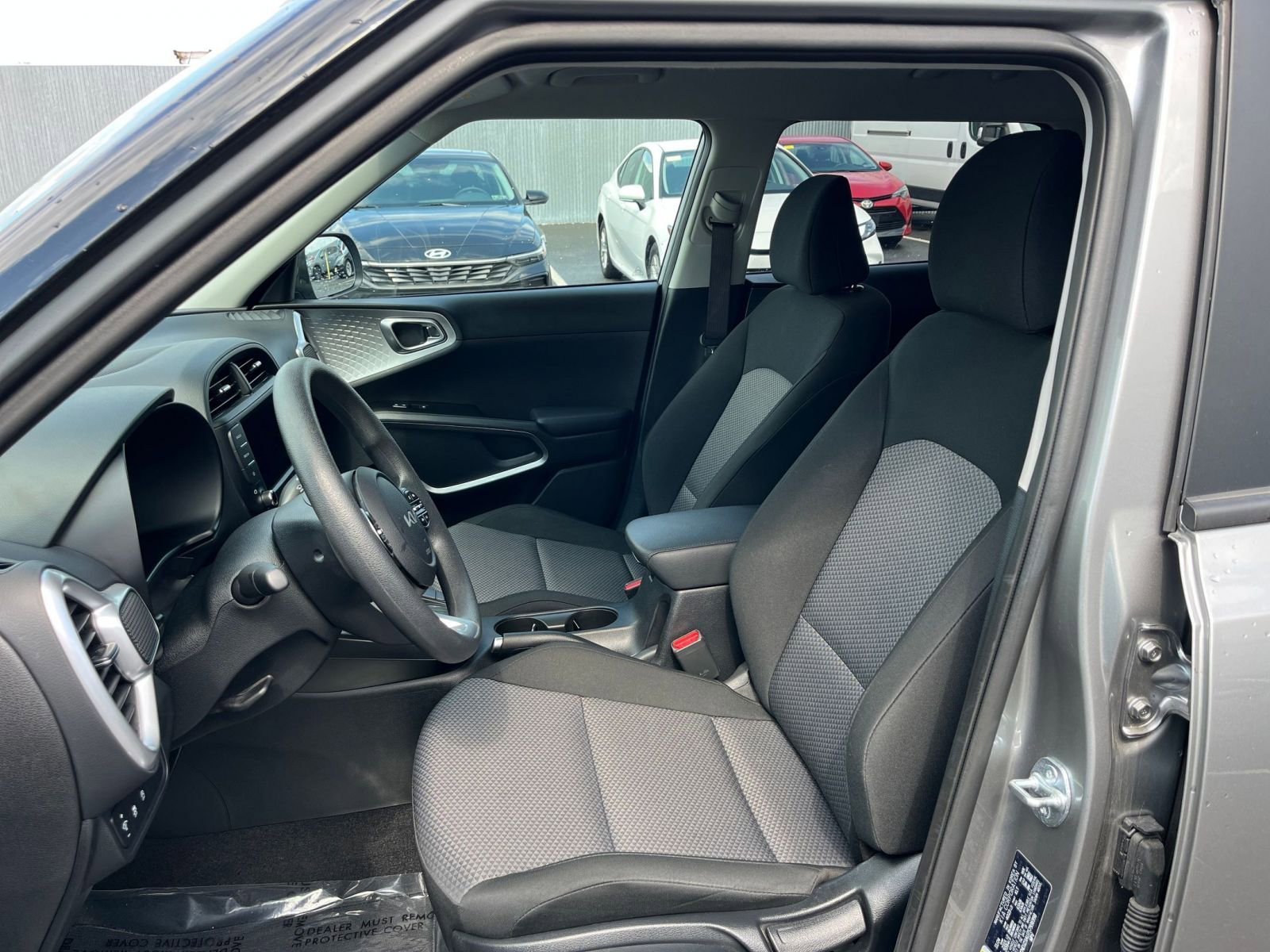 Used 2025 Kia Soul LX w/ LX Technology Package FWD image 34