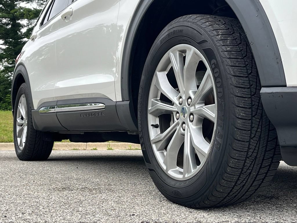 Used 2020 Ford Explorer XLT w/ Equipment Group 202A AWD/4WD image 9
