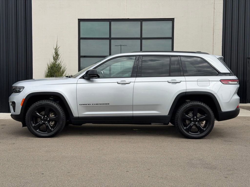 Used 2023 Jeep Grand Cherokee Altitude image 2