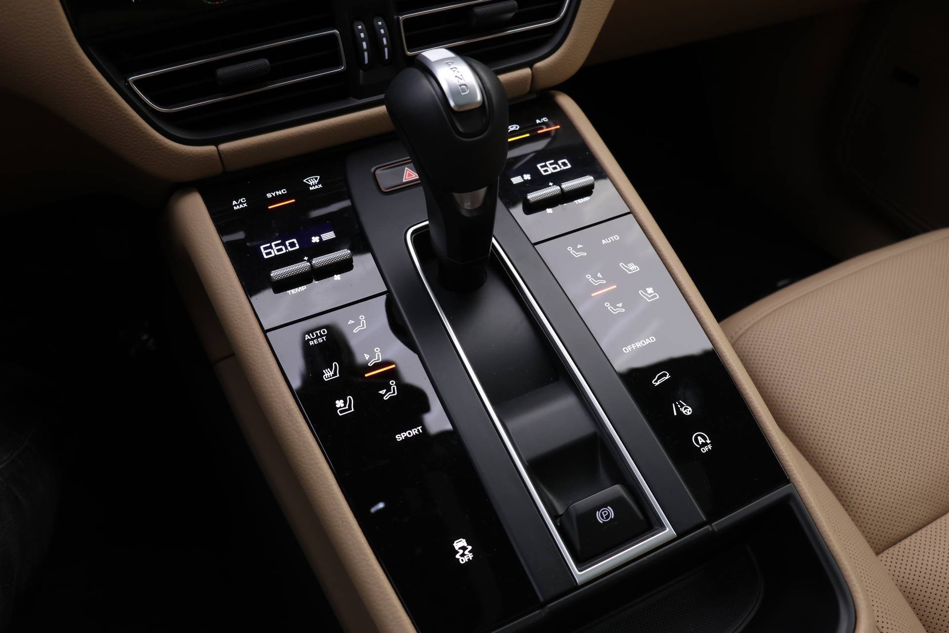 Used 2025 Porsche Macan image 11