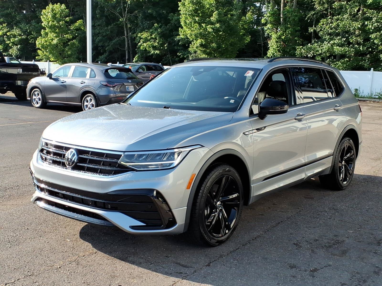 Used 2023 Volkswagen Tiguan SE R-Line FWD image 3