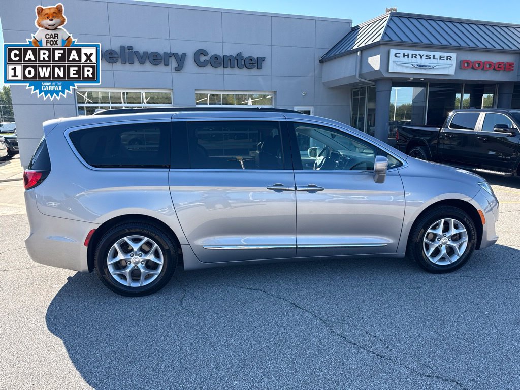 Used 2017 Chrysler Pacifica Touring-L w/ Tire & Wheel Group FWD image 4