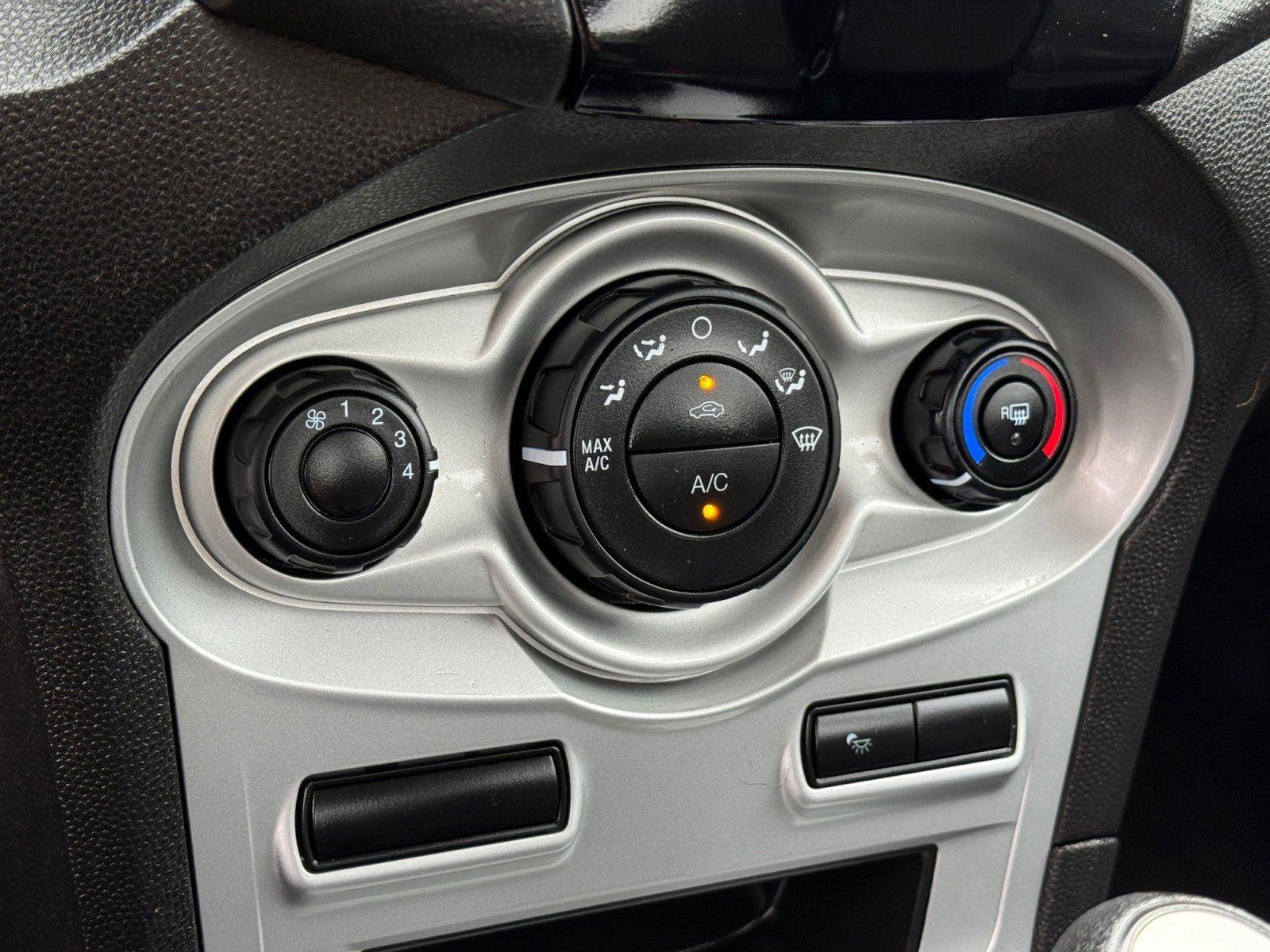 Used 2018 Ford Fiesta SE image 25