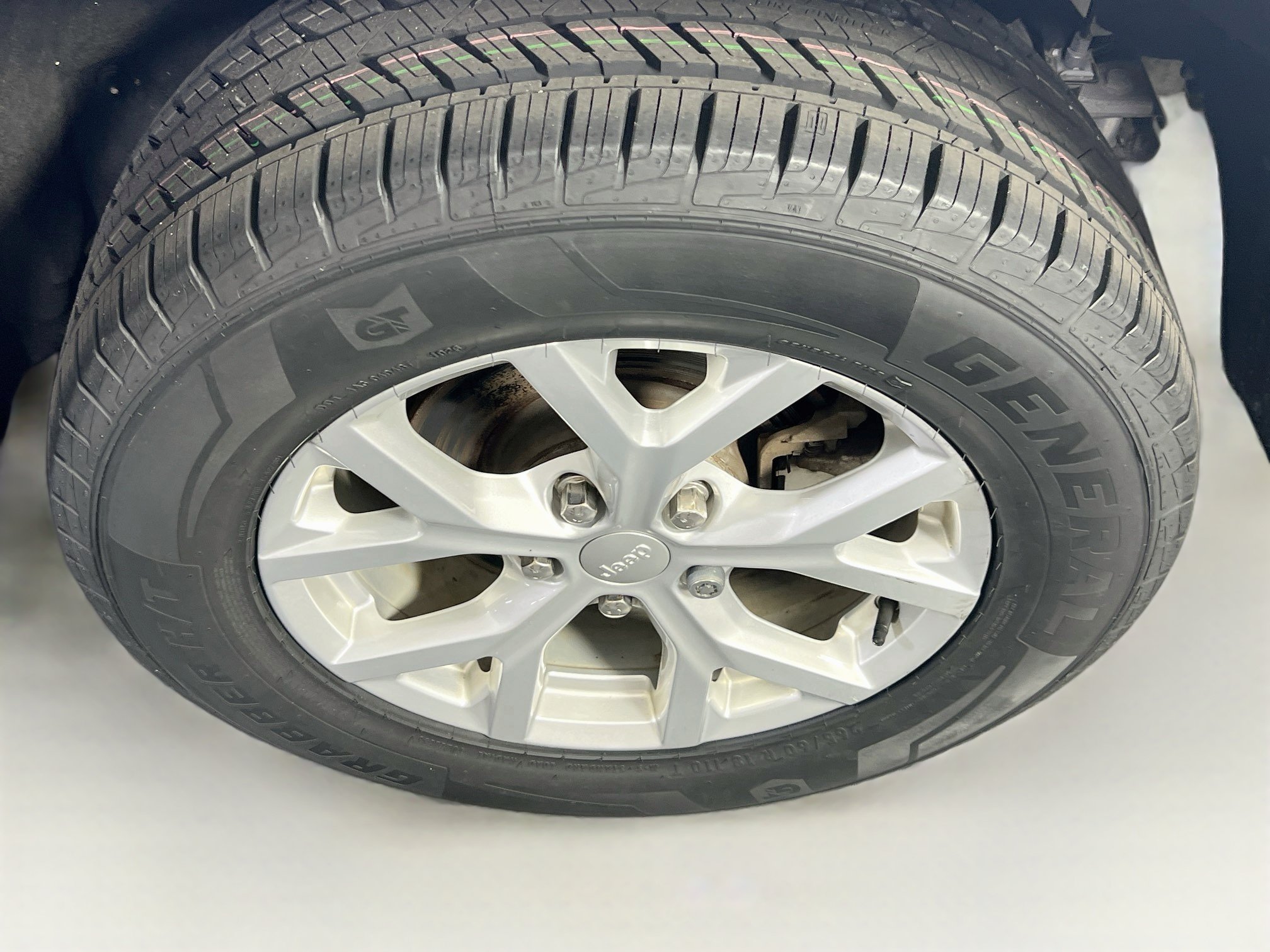 Used 2023 Jeep Grand Cherokee Limited AWD/4WD image 30