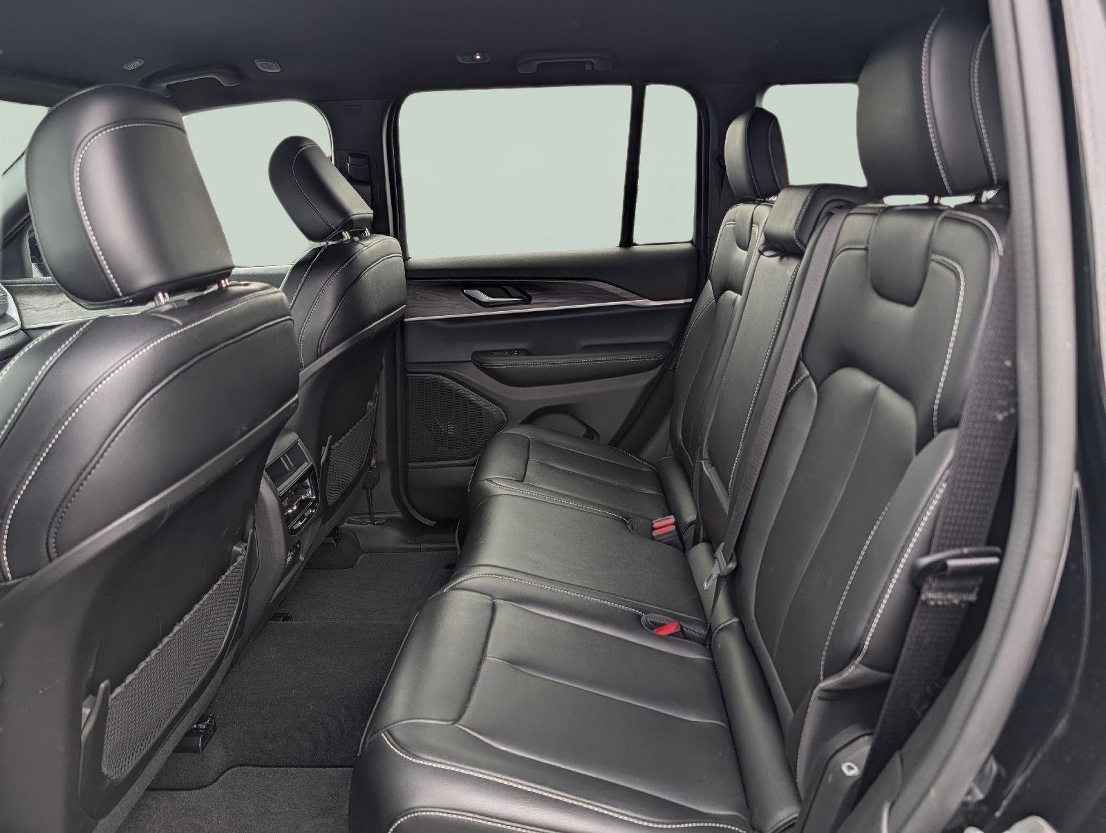 Used 2024 Jeep Grand Cherokee Limited w/ Black Appearance Package image 19