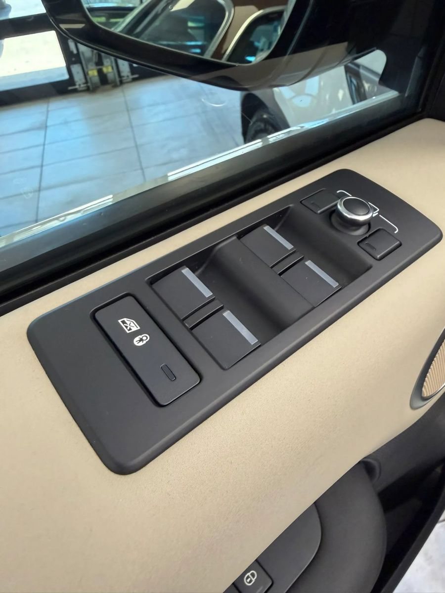 Used 2020 Land Rover Discovery SE AWD/4WD image 36