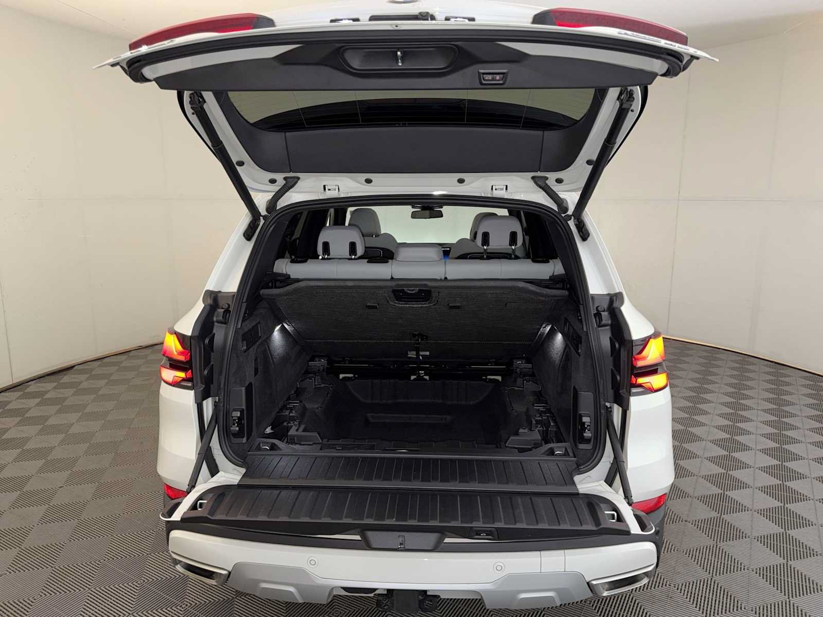 Used 2025 BMW X5 xDrive40i w/ Premium Package AWD/4WD image 23