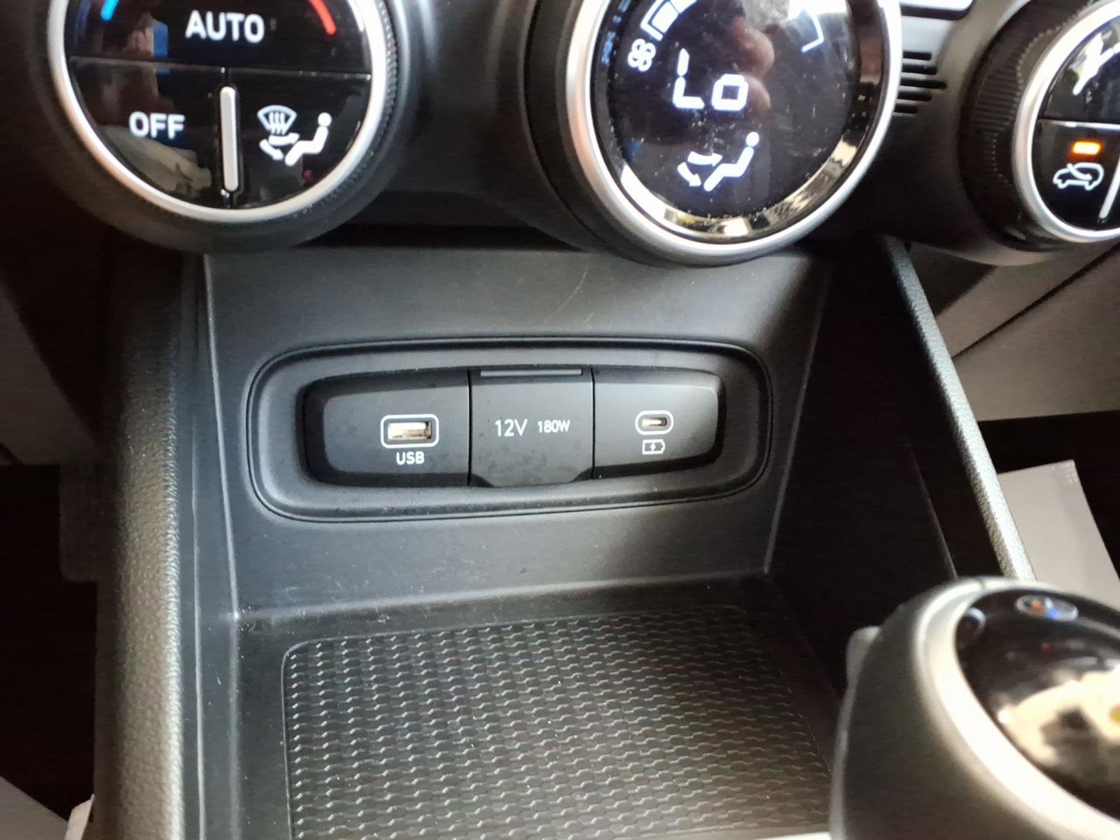 Certified 2025 Hyundai Venue SEL FWD image 23
