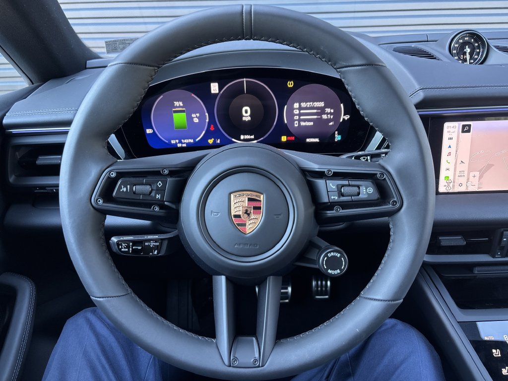 Certified 2025 Porsche Macan 4S Electric AWD/4WD image 15