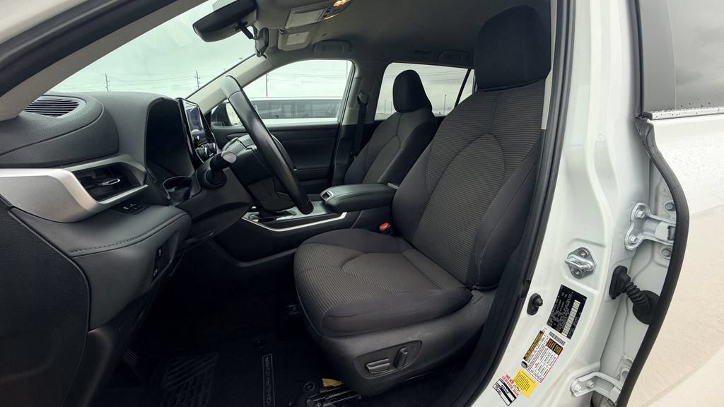 Used 2024 Toyota Highlander LE FWD image 26