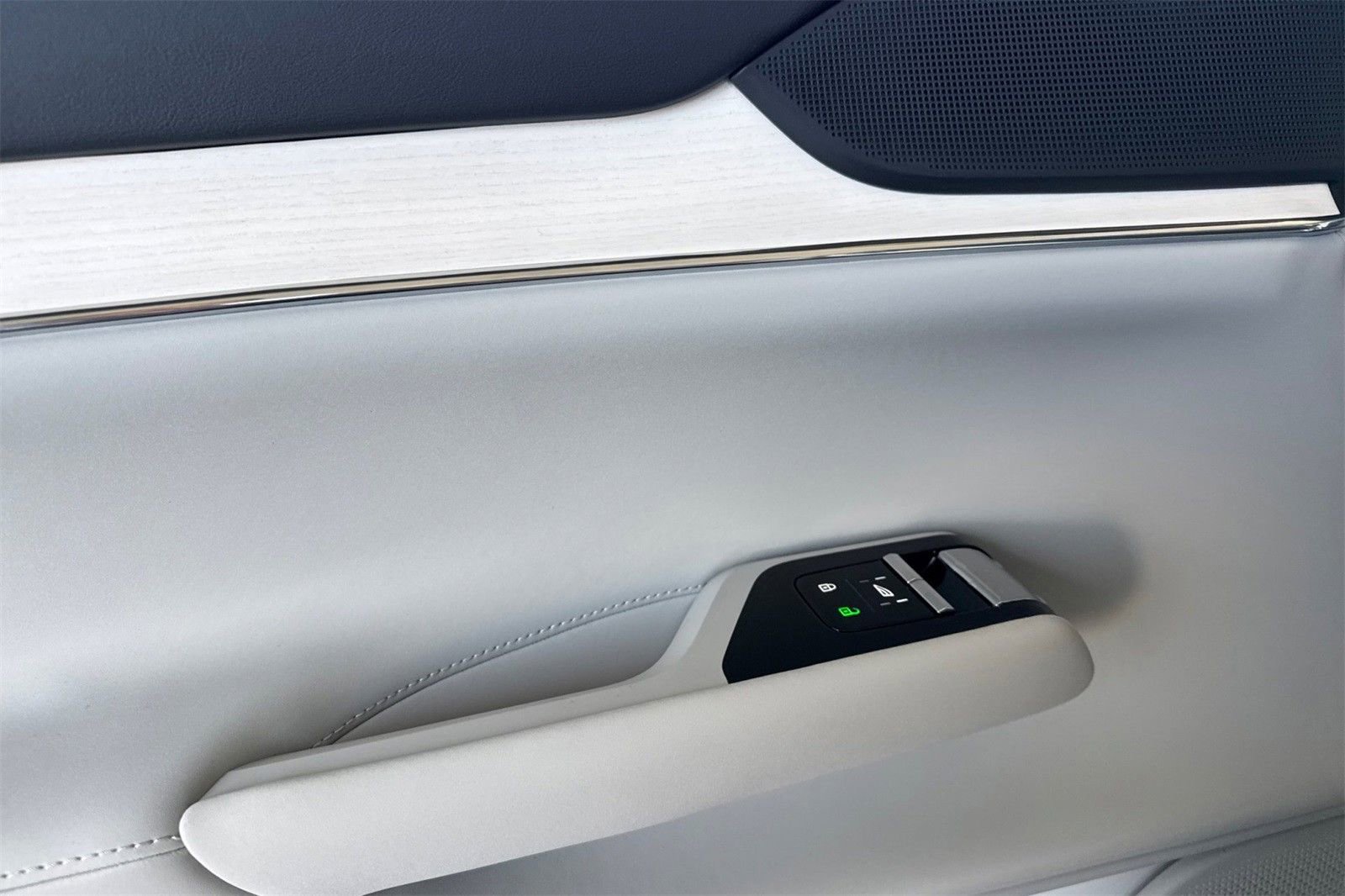 New 2025 Volvo EX90 Plus w/ Protection Package Premier image 12