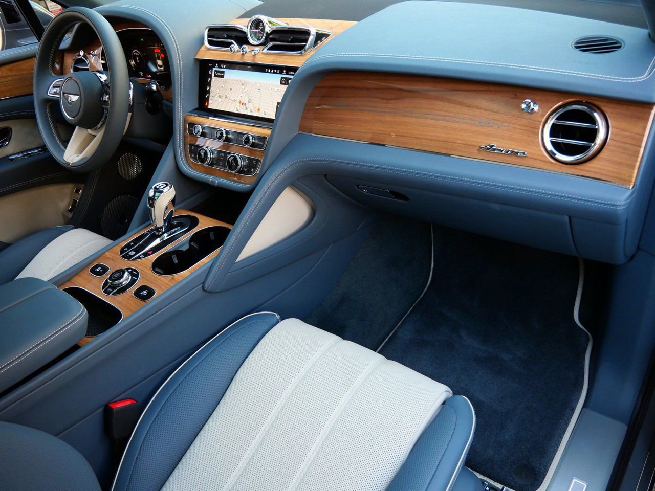 Used 2025 Bentley Bentayga AWD/4WD image 26