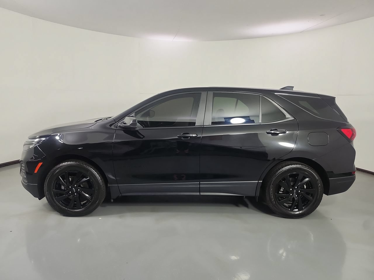 Used 2023 Chevrolet Equinox LS w/ LS Convenience Package AWD/4WD image 2