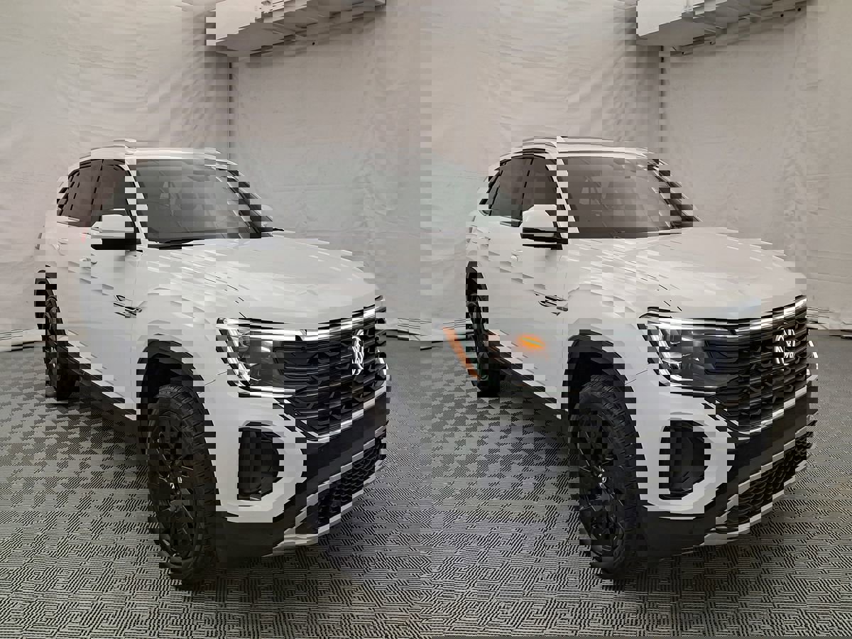 Used 2025 Volkswagen Atlas Cross Sport SE image 3