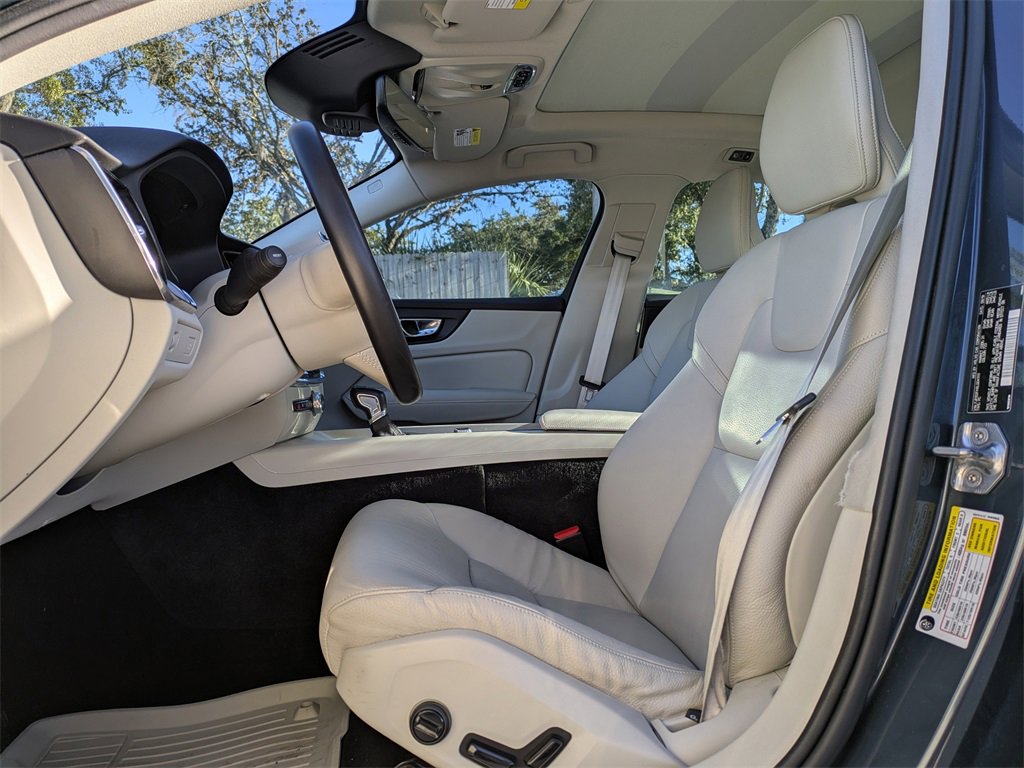 Used 2020 Volvo S60 T5 Momentum image 2