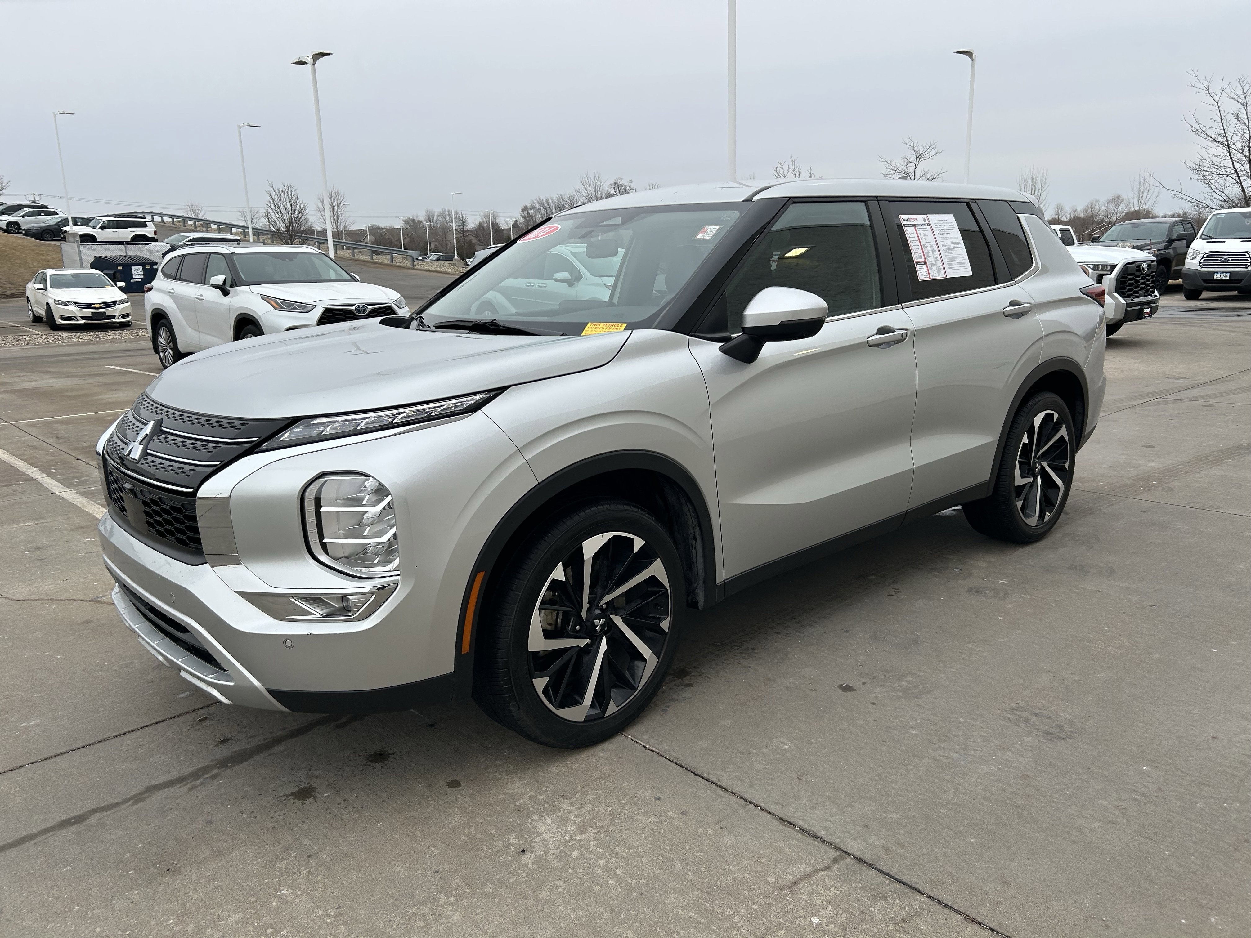 Used 2024 Mitsubishi Outlander SE image 3