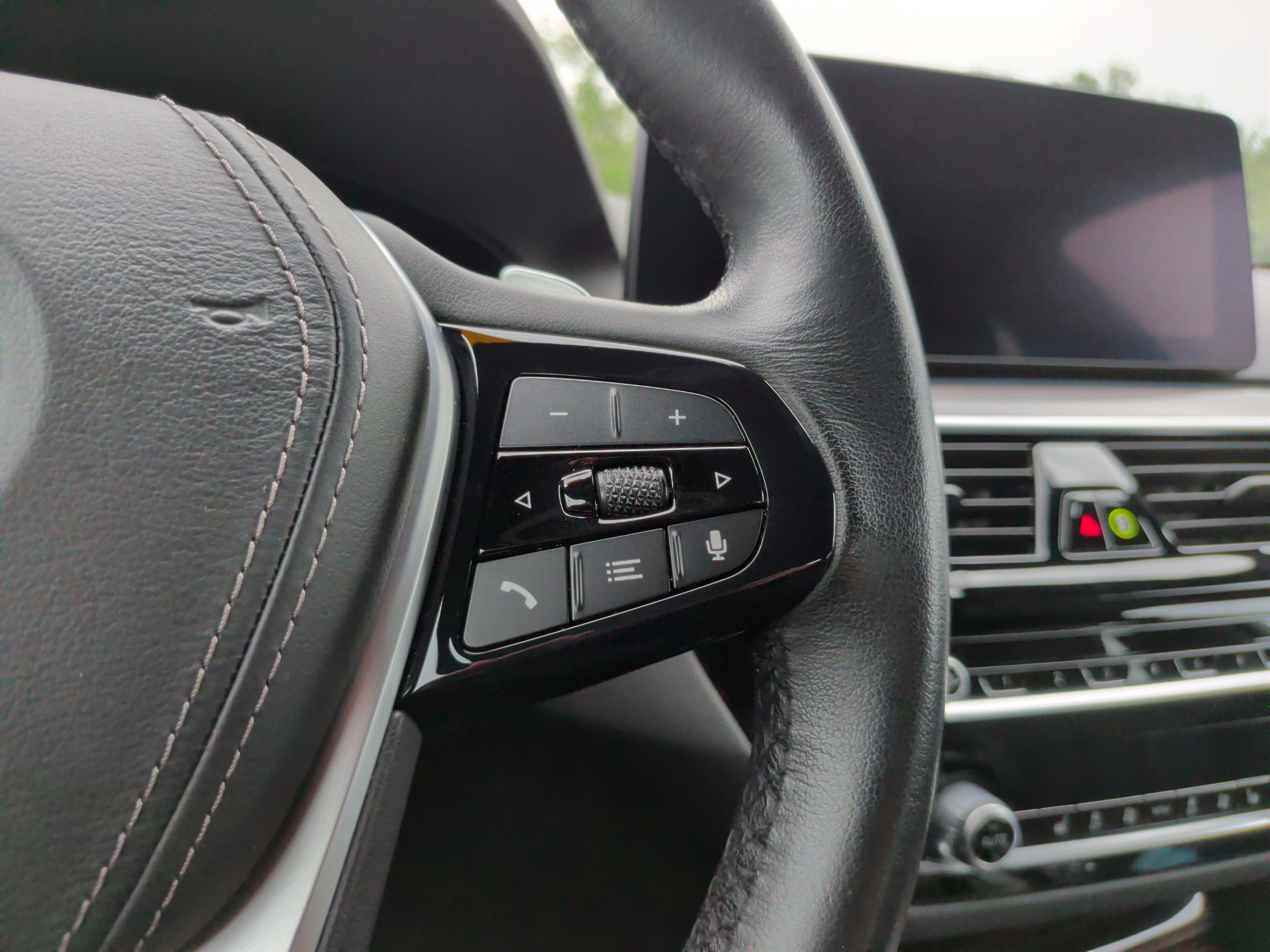 Certified 2023 BMW 530e w/ Premium Package RWD image 23