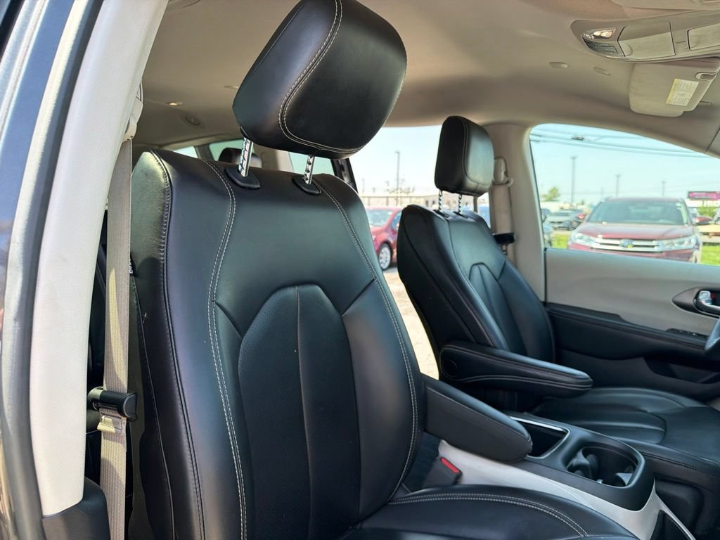 Used 2023 Chrysler Pacifica Touring-L FWD image 25