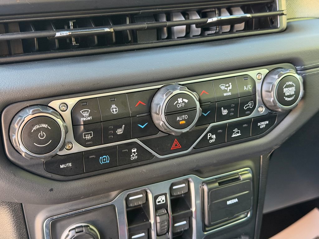 Used 2025 Jeep Wrangler Unlimited Sahara w/ Safety Group image 25