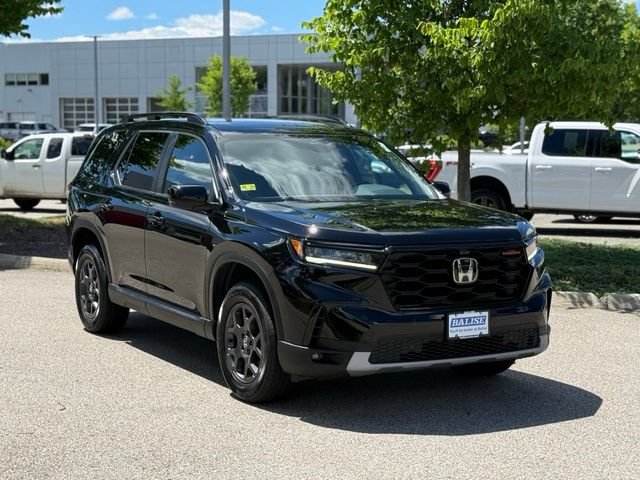 Used 2025 Honda Pilot TrailSport image 3