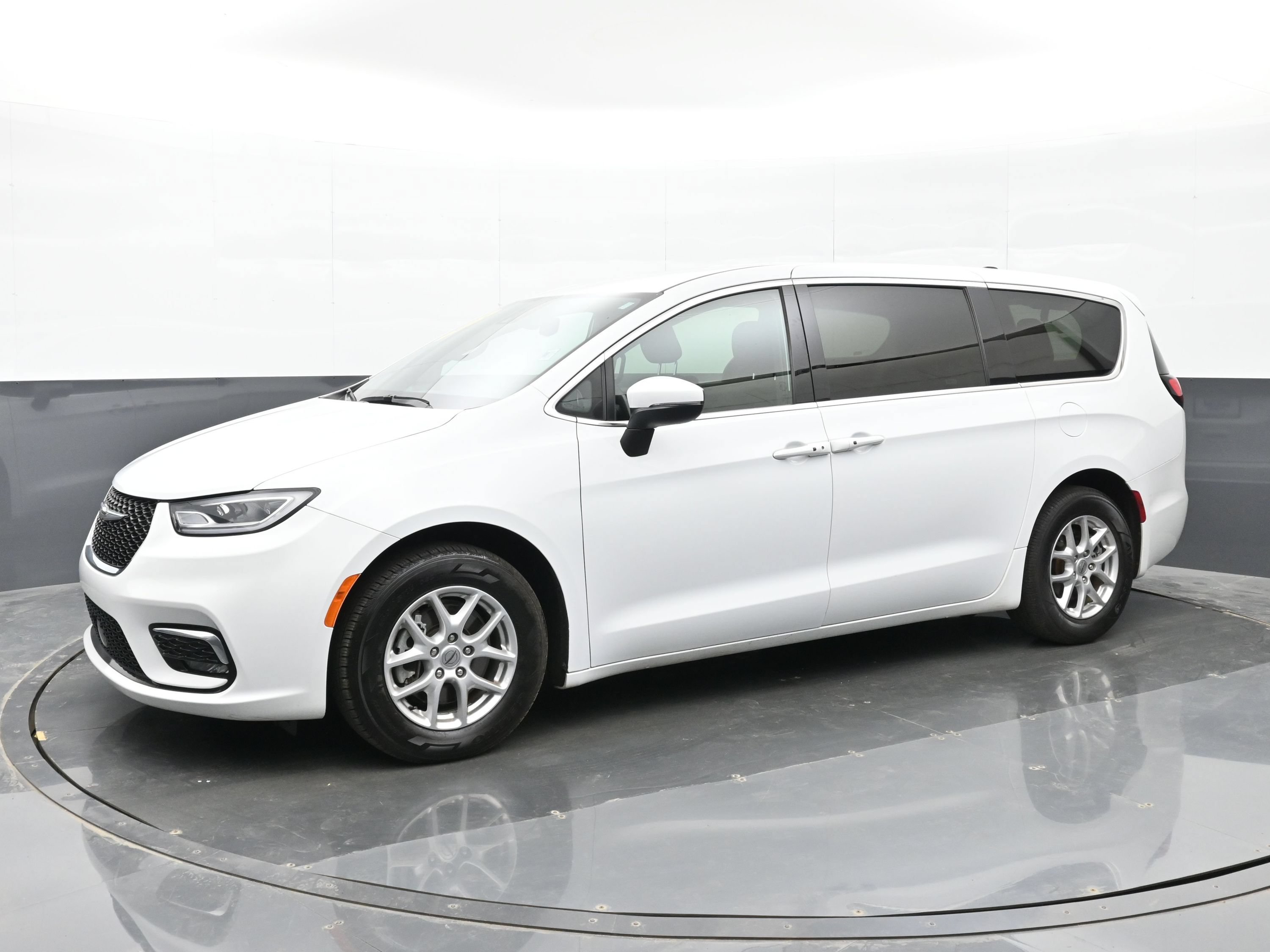 Used 2023 Chrysler Pacifica Touring FWD image 8