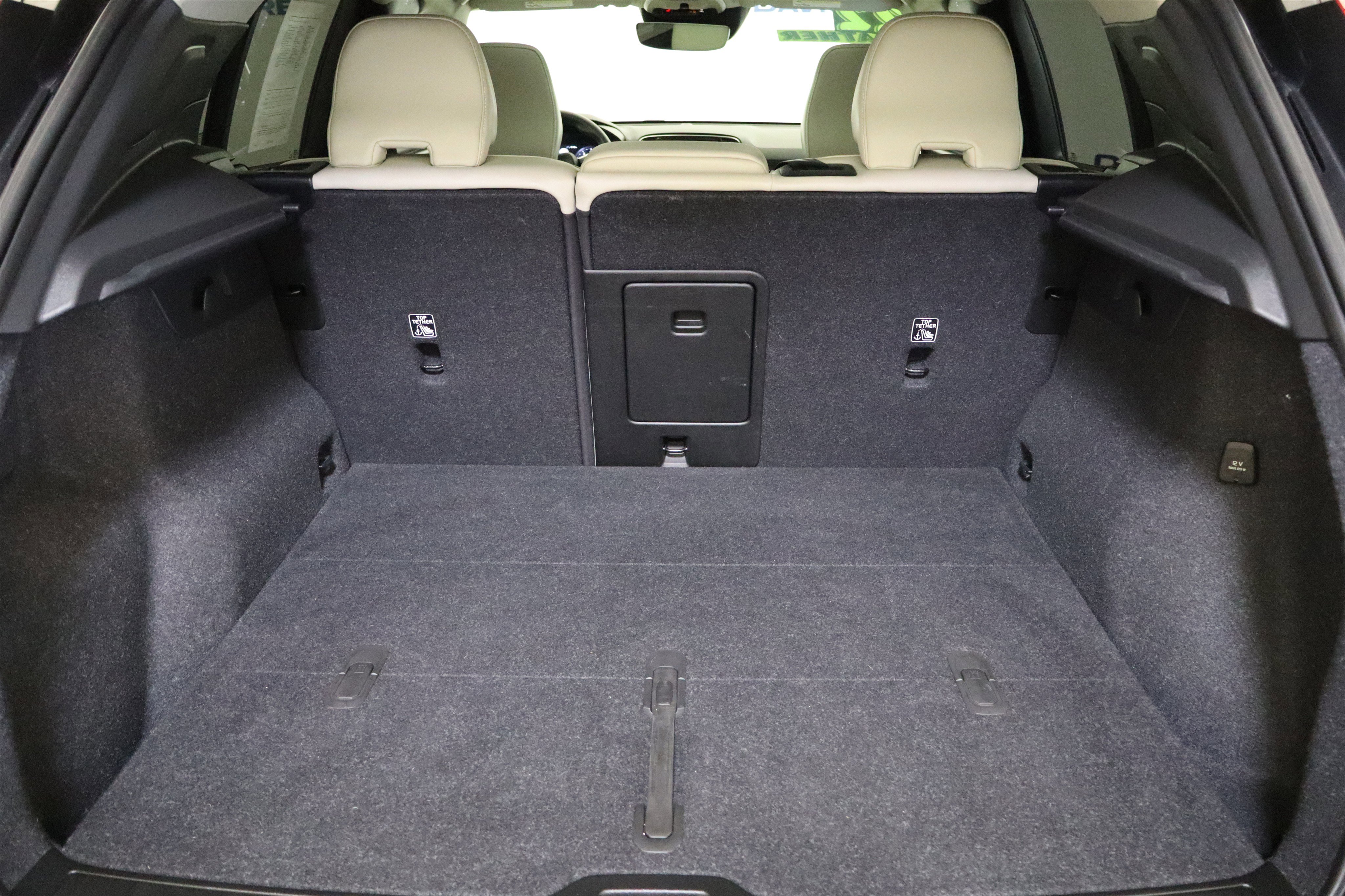 Used 2022 Volvo XC40 T4 Momentum image 9