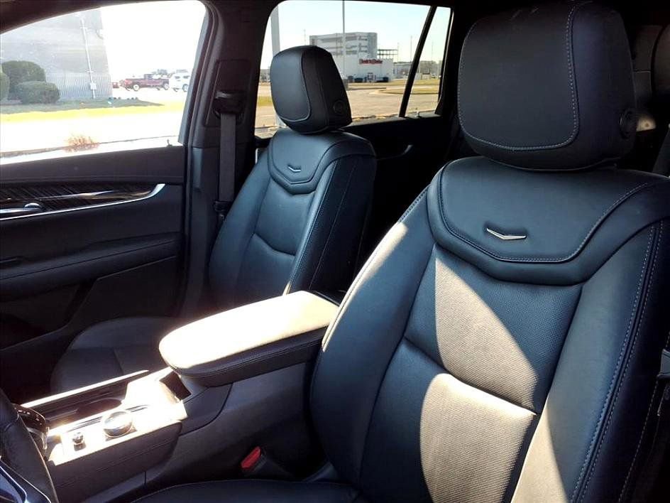 Used 2025 Cadillac XT6 Premium Luxury image 17
