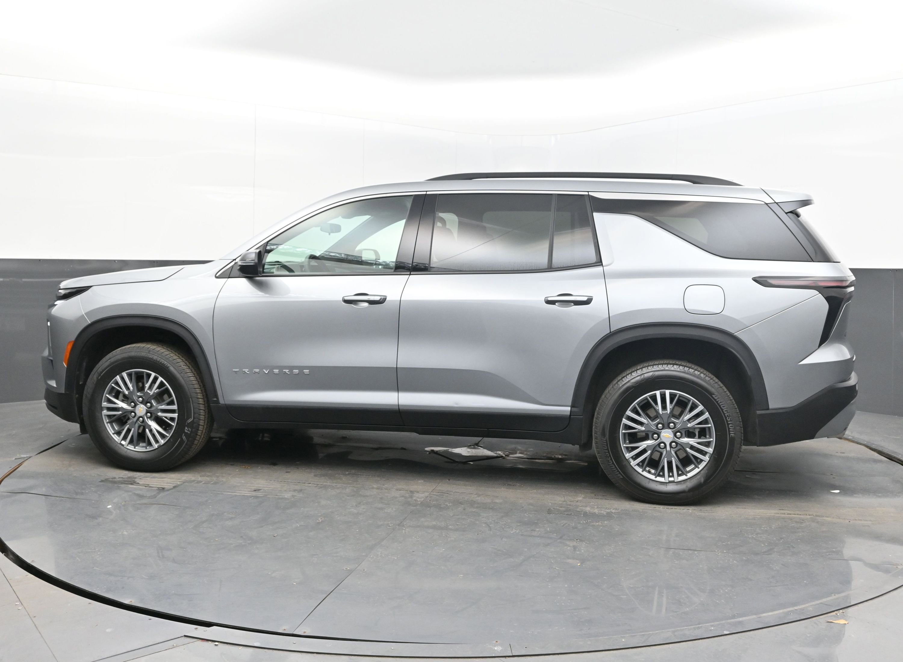 Used 2025 Chevrolet Traverse LT image 7