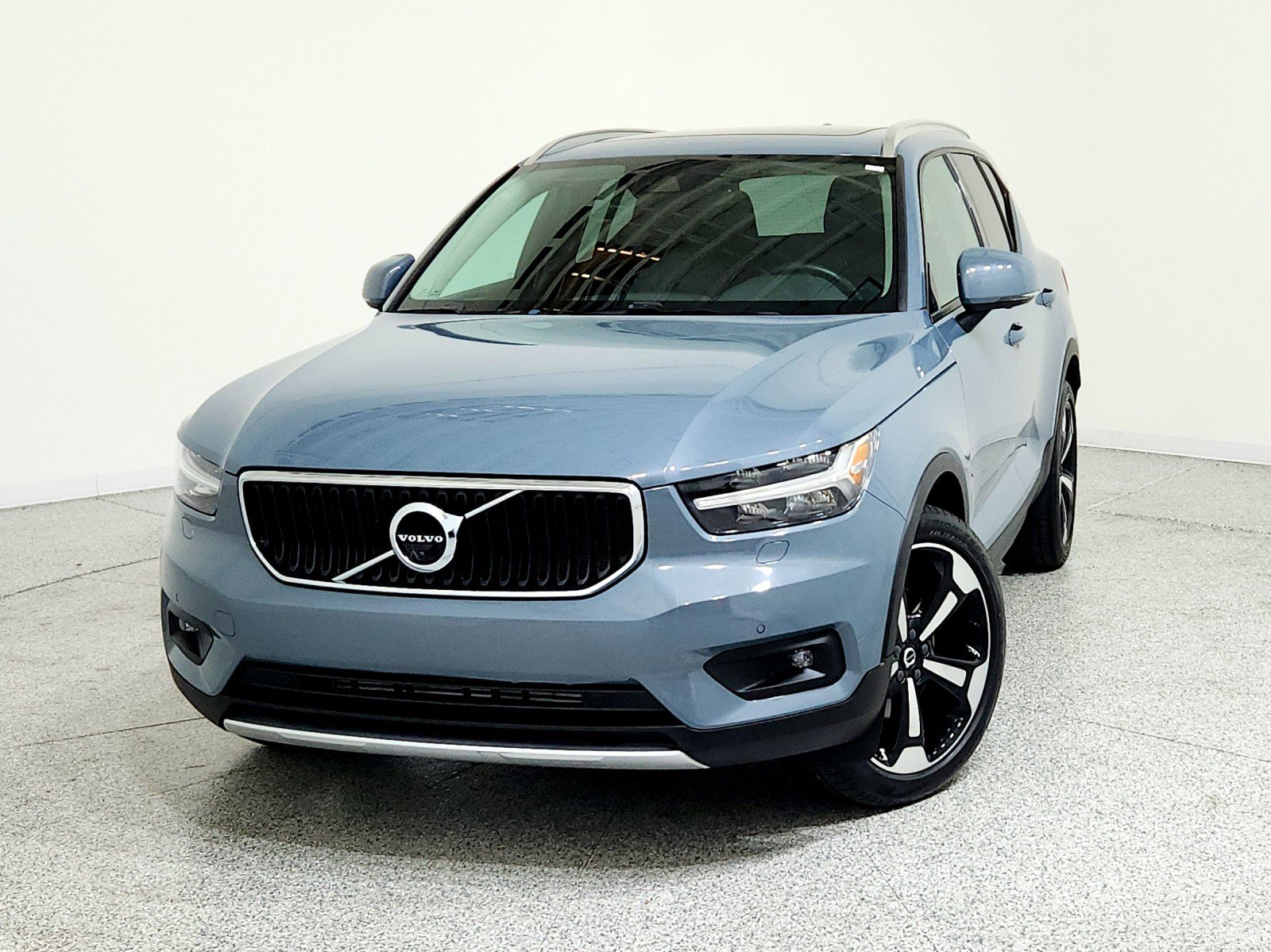 Used 2021 Volvo XC40 T5 Momentum image 2