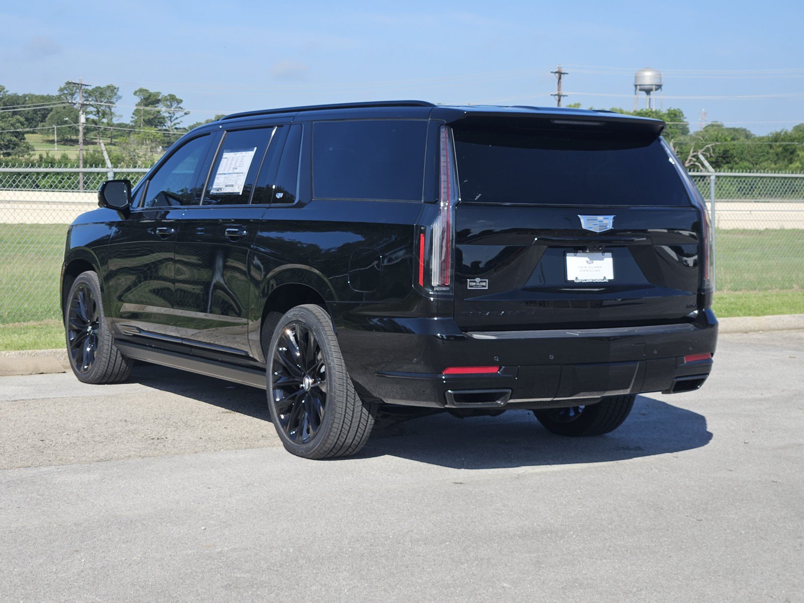 New 2026 Cadillac Escalade ESV Platinum Sport w/ LPO, ONYX Package AWD/4WD image 4