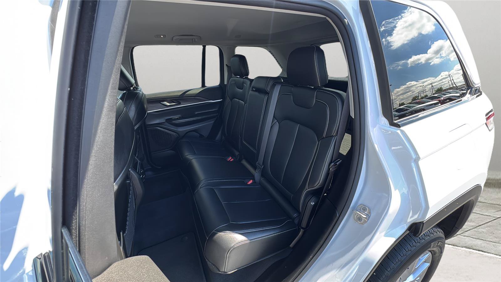 Certified 2023 Jeep Grand Cherokee Limited AWD/4WD image 19