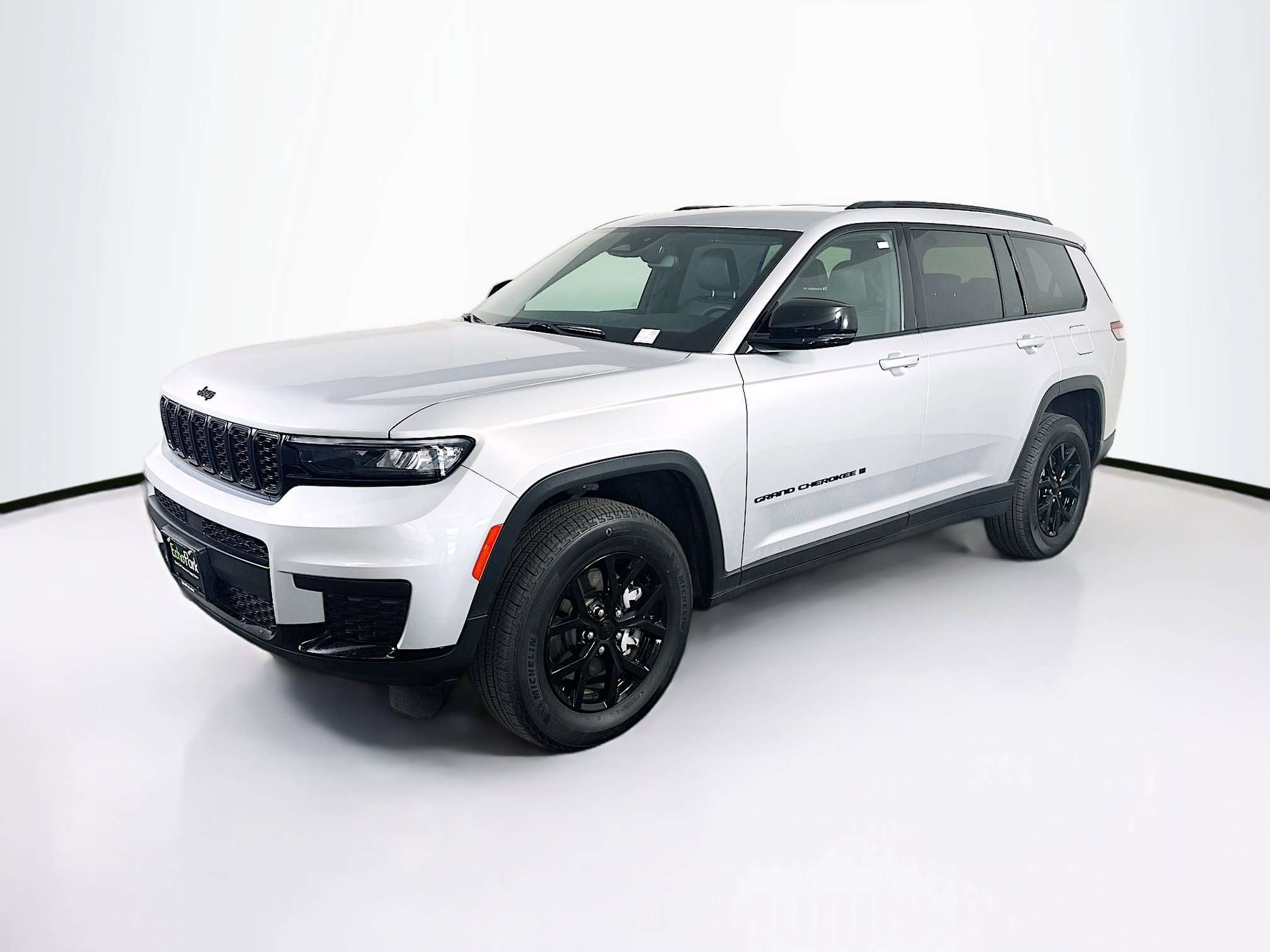 Used 2024 Jeep Grand Cherokee L Laredo image 3