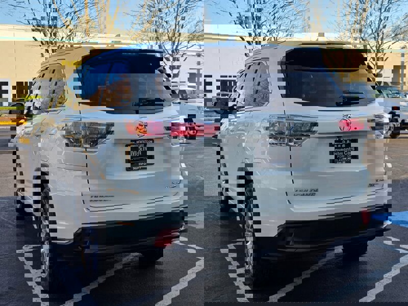 Used 2014 Toyota Highlander XLE image 7