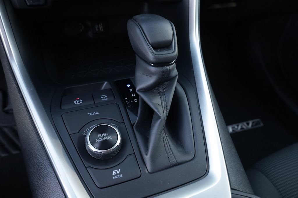 Used 2025 Toyota RAV4 LE image 9