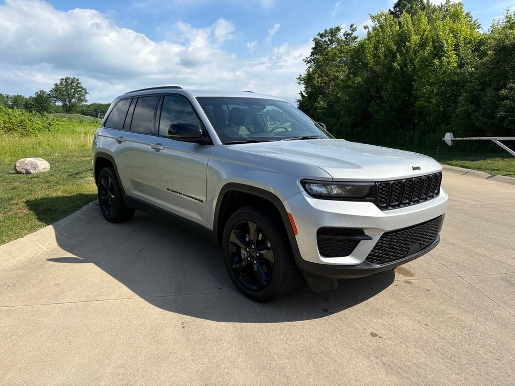 Used 2024 Jeep Grand Cherokee Altitude AWD/4WD image 11