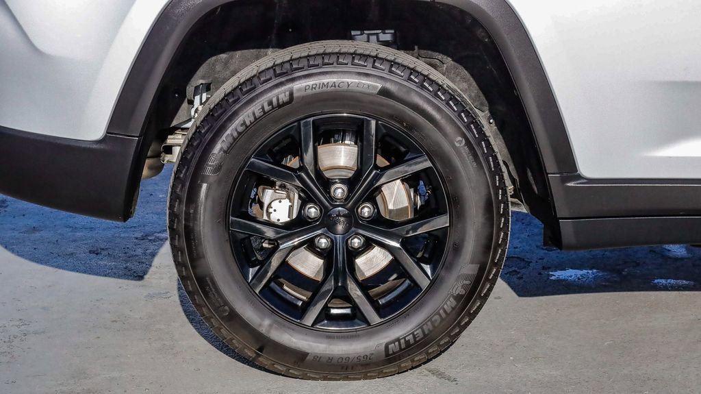Used 2025 Jeep Grand Cherokee Altitude AWD/4WD image 12