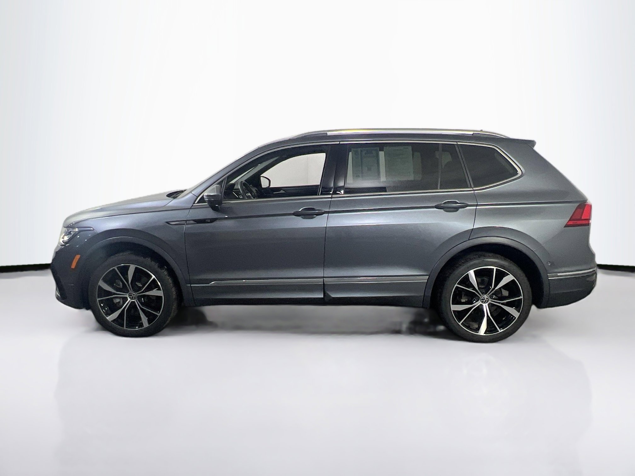 Used 2022 Volkswagen Tiguan SEL R-Line image 8